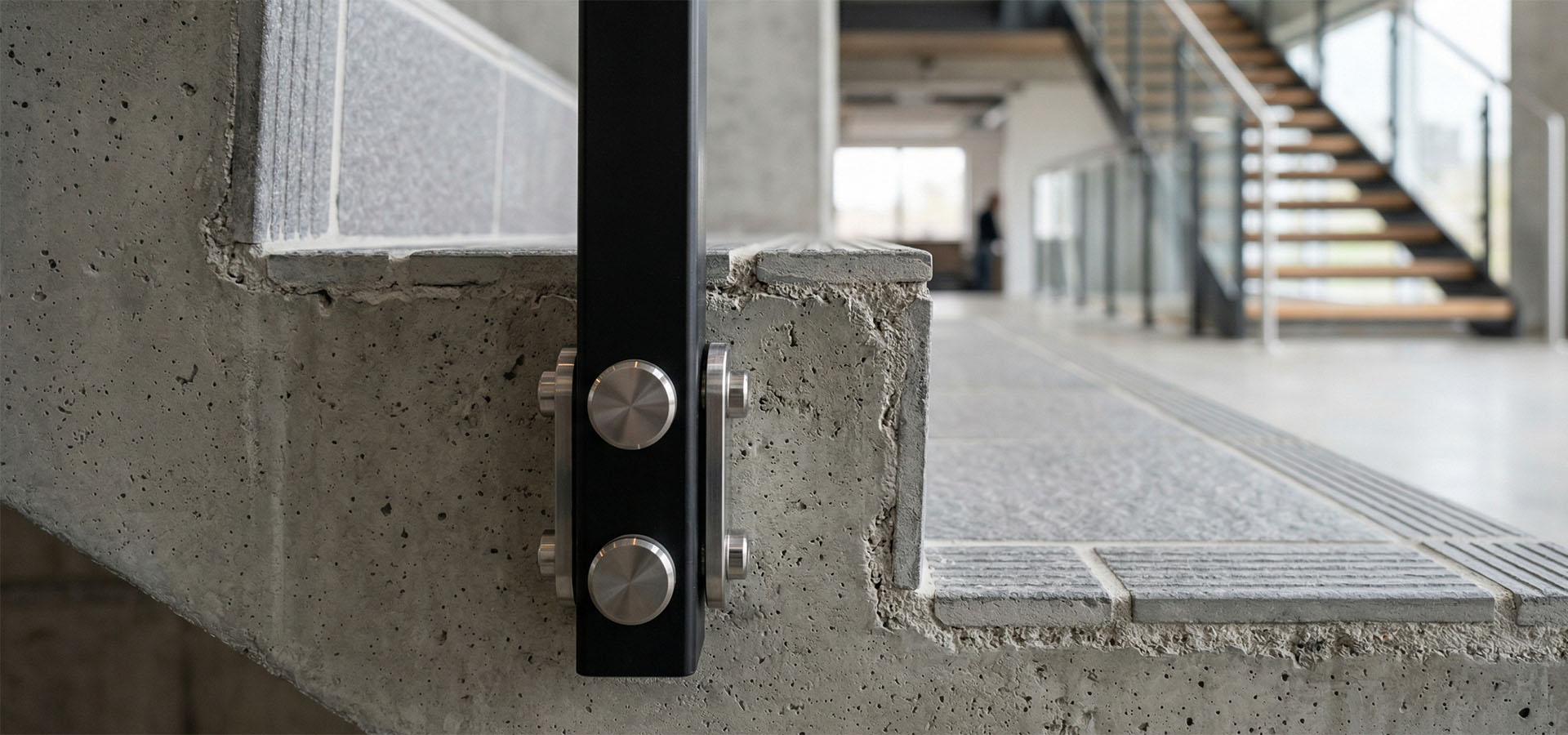 Виды креплений перил: в ступень или сбоку (торцевое)